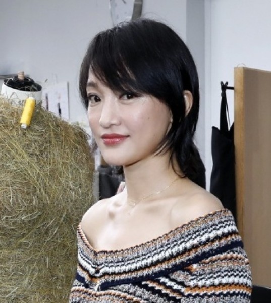 Chinese Actress Zhou Xun Raises Funds for Children With Disabilities