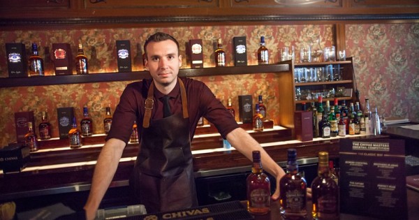 Your guide to navigating a hotel bar in Hong Kong alone