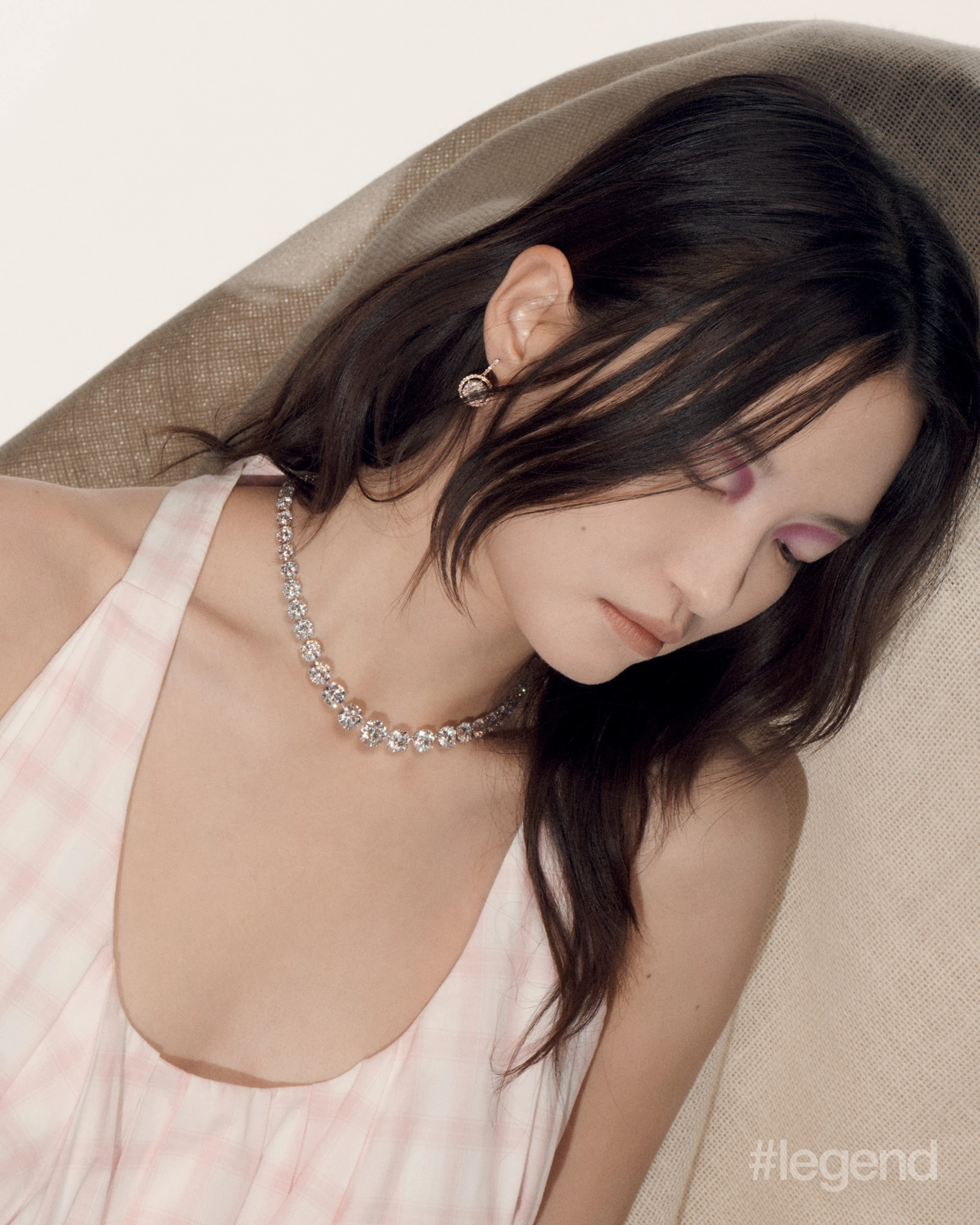 High Jewellery earrings in white gold with white and pink diamonds, and necklace in white gold with diamonds _ Moussaieff; Pink dress _ Loewe