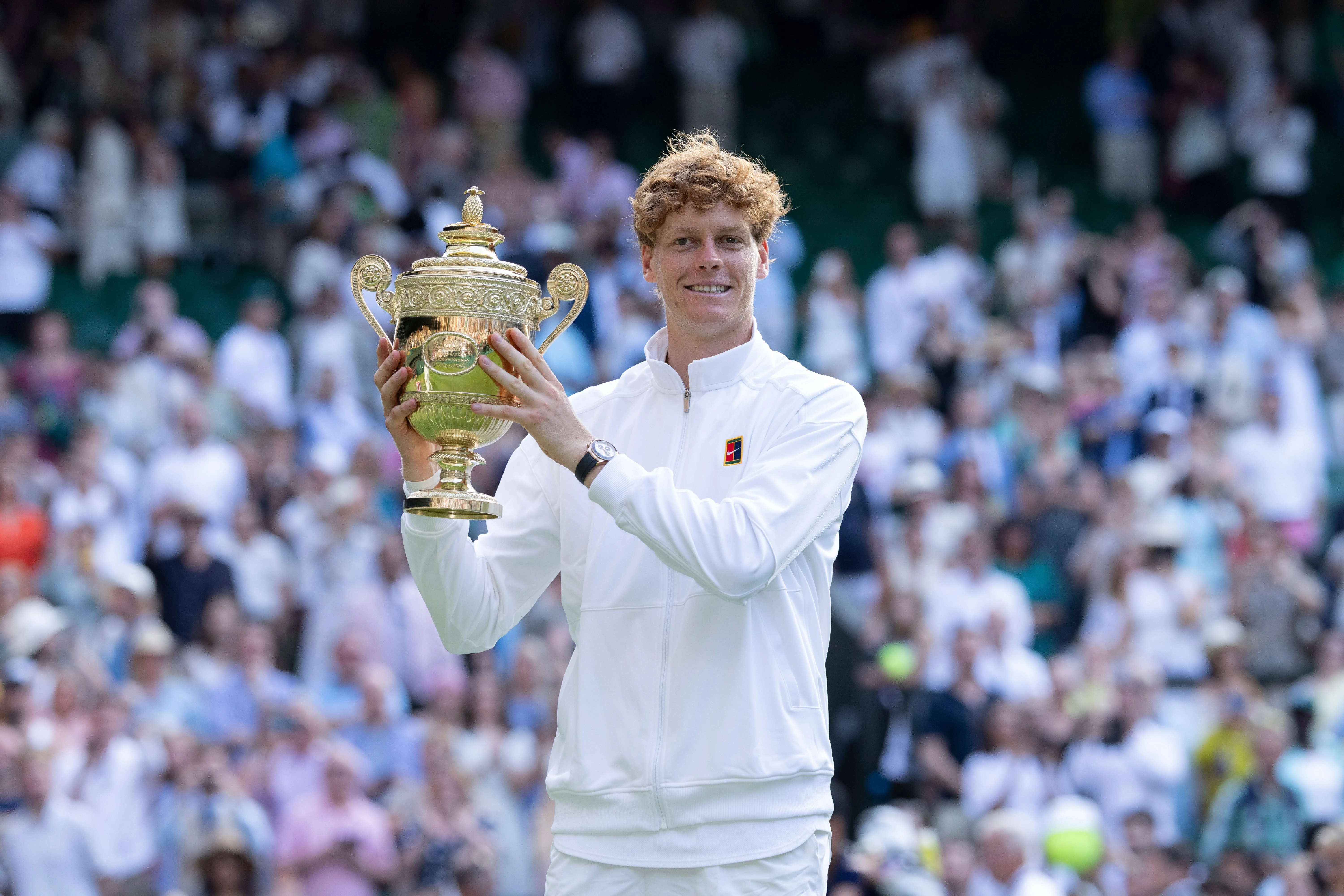 Sinner with his trophy.