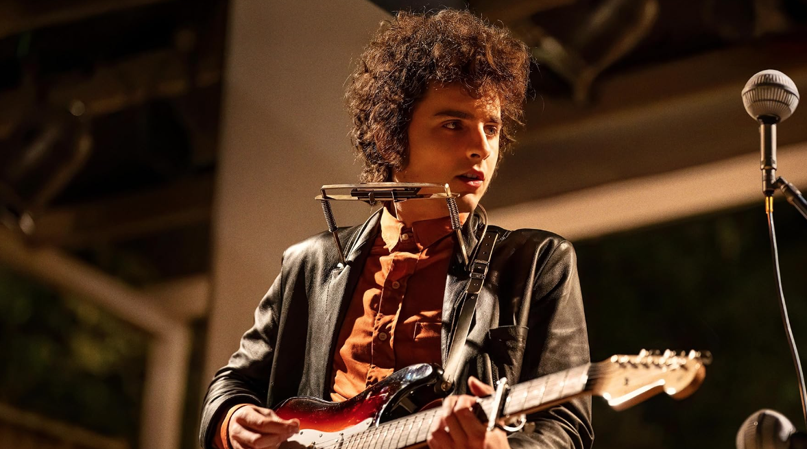 #review: Timothée Chalamet gives his best Bob Dylan impression in A Complete Unknown 