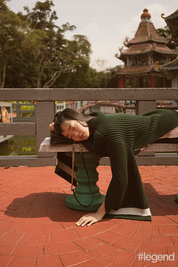 Green chunky-knit sweater, matching skirt and black handbag_Alexander McQueen