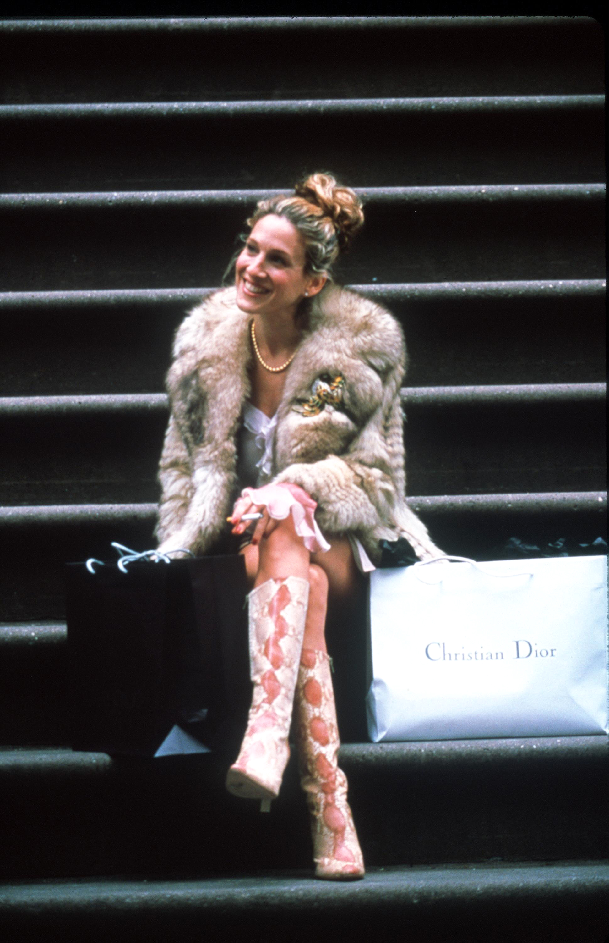 Carrie on the iconic stairs of her Upper East Side’s apartment (photo: Getty Images)