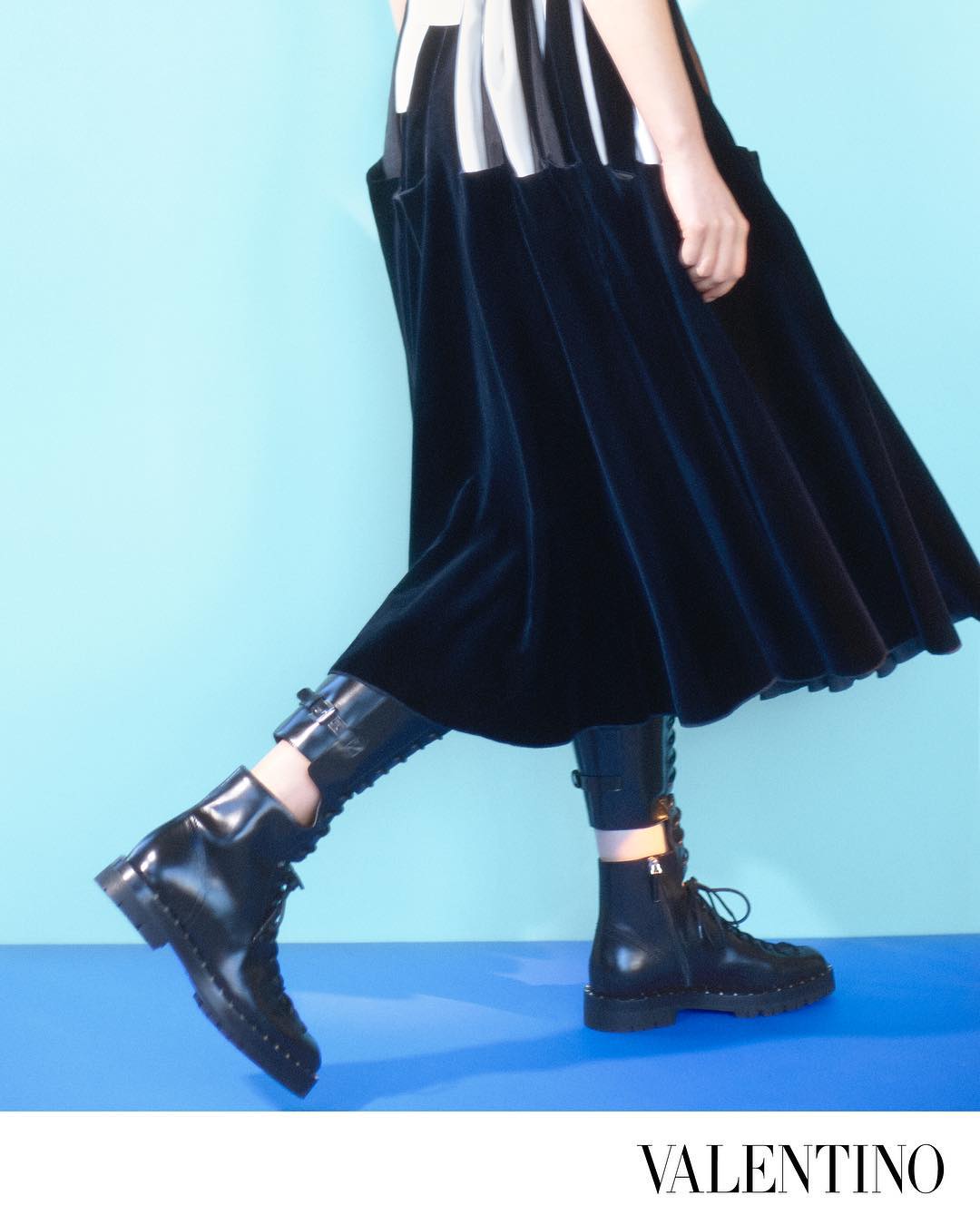 How to wear boots and a dress like a boss (Instagram | @MaisonValentino)