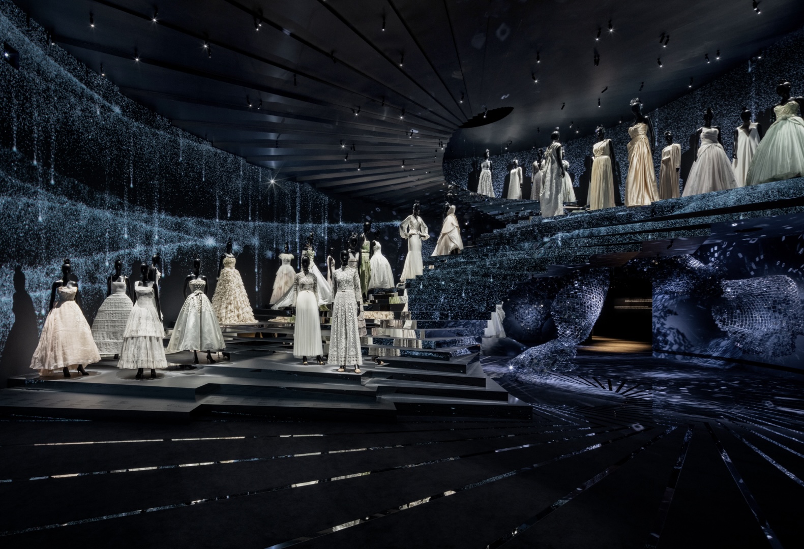 Christian Dior: Designer of Dreams exhibition in Seoul: นิทรรศการของโลกแฟชั่นอันน่าหลงใหลจาก Christian Dior
