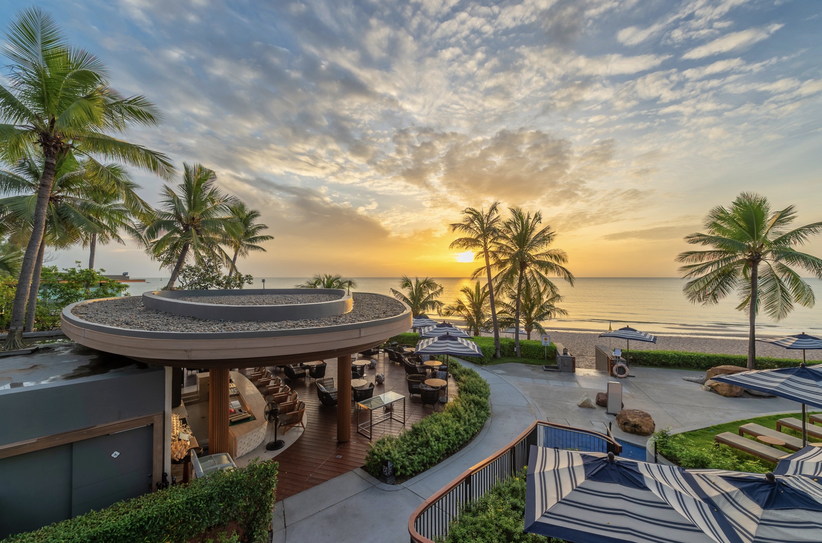 Enhance your summer holiday at a beachfront resort in Hua Hin with Hua Hin Marriott Resort & Spa. Situated in the heart of Hua Hin, the resort offers direct beach access and captivating sea views 