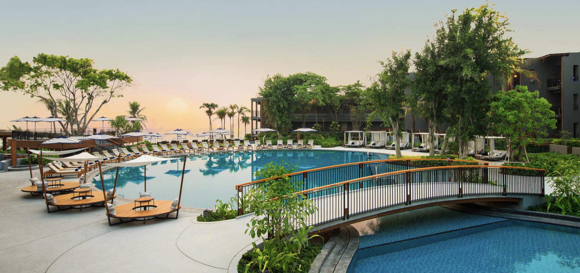 Enhance your summer holiday at a beachfront resort in Hua Hin with Hua Hin Marriott Resort & Spa. Situated in the heart of Hua Hin, the resort offers direct beach access and captivating sea views 