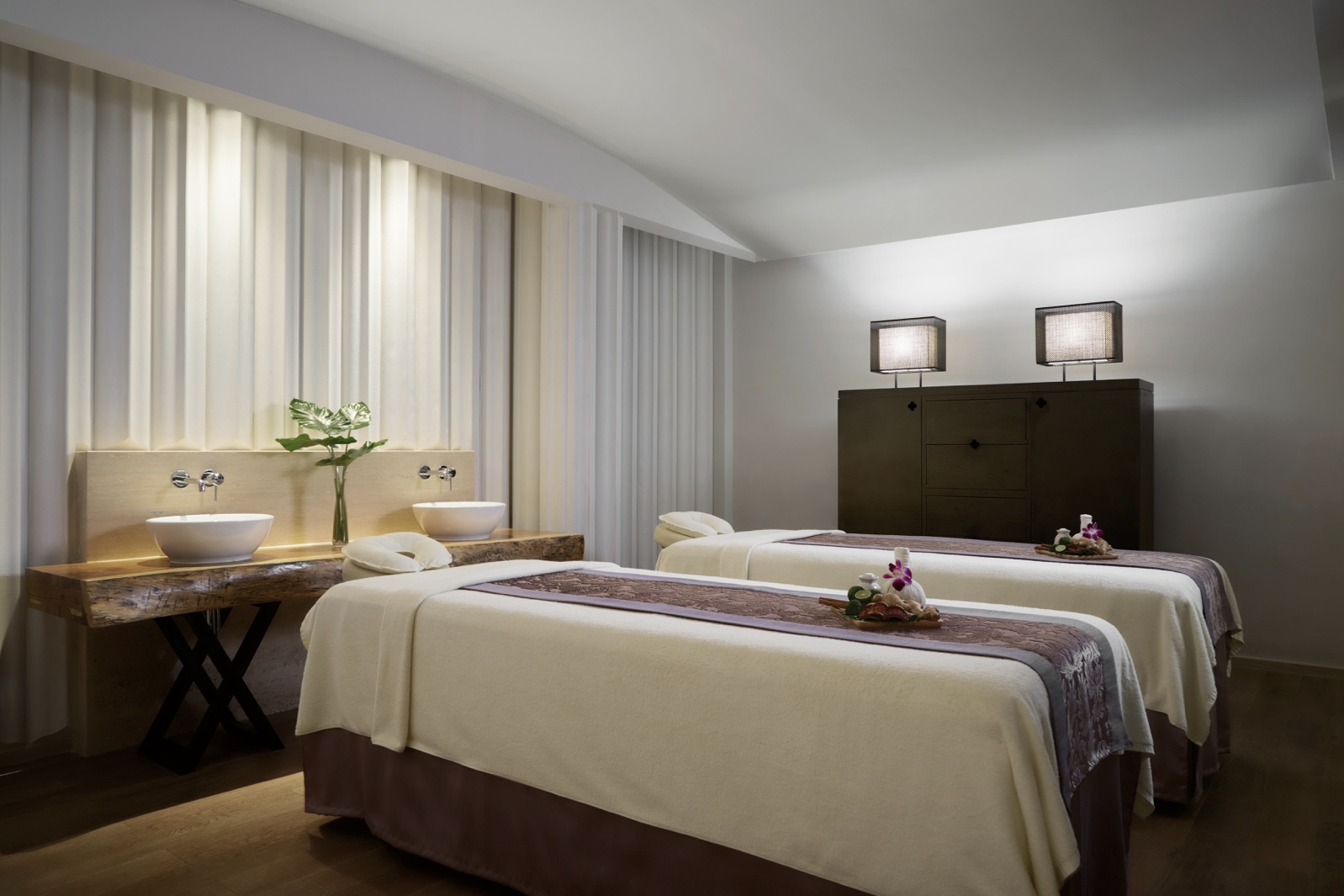 Enhance your summer holiday at a beachfront resort in Hua Hin with Hua Hin Marriott Resort & Spa. Situated in the heart of Hua Hin, the resort offers direct beach access and captivating sea views 