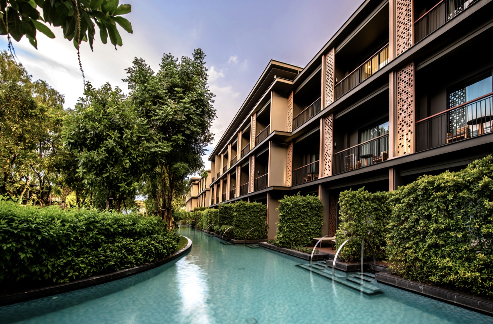 Enhance your summer holiday at a beachfront resort in Hua Hin with Hua Hin Marriott Resort & Spa. Situated in the heart of Hua Hin, the resort offers direct beach access and captivating sea views 