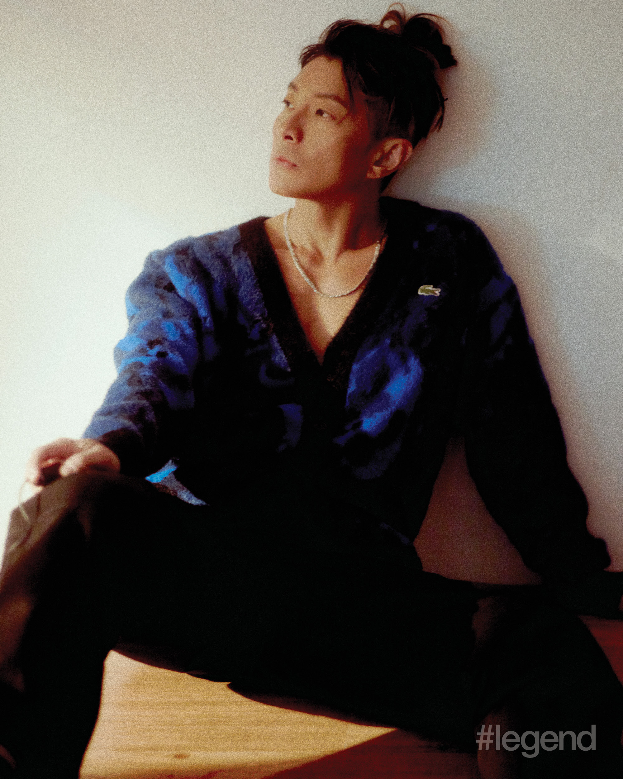 Blue cardigan, brown cargo trousers and sneakers _ Lacoste