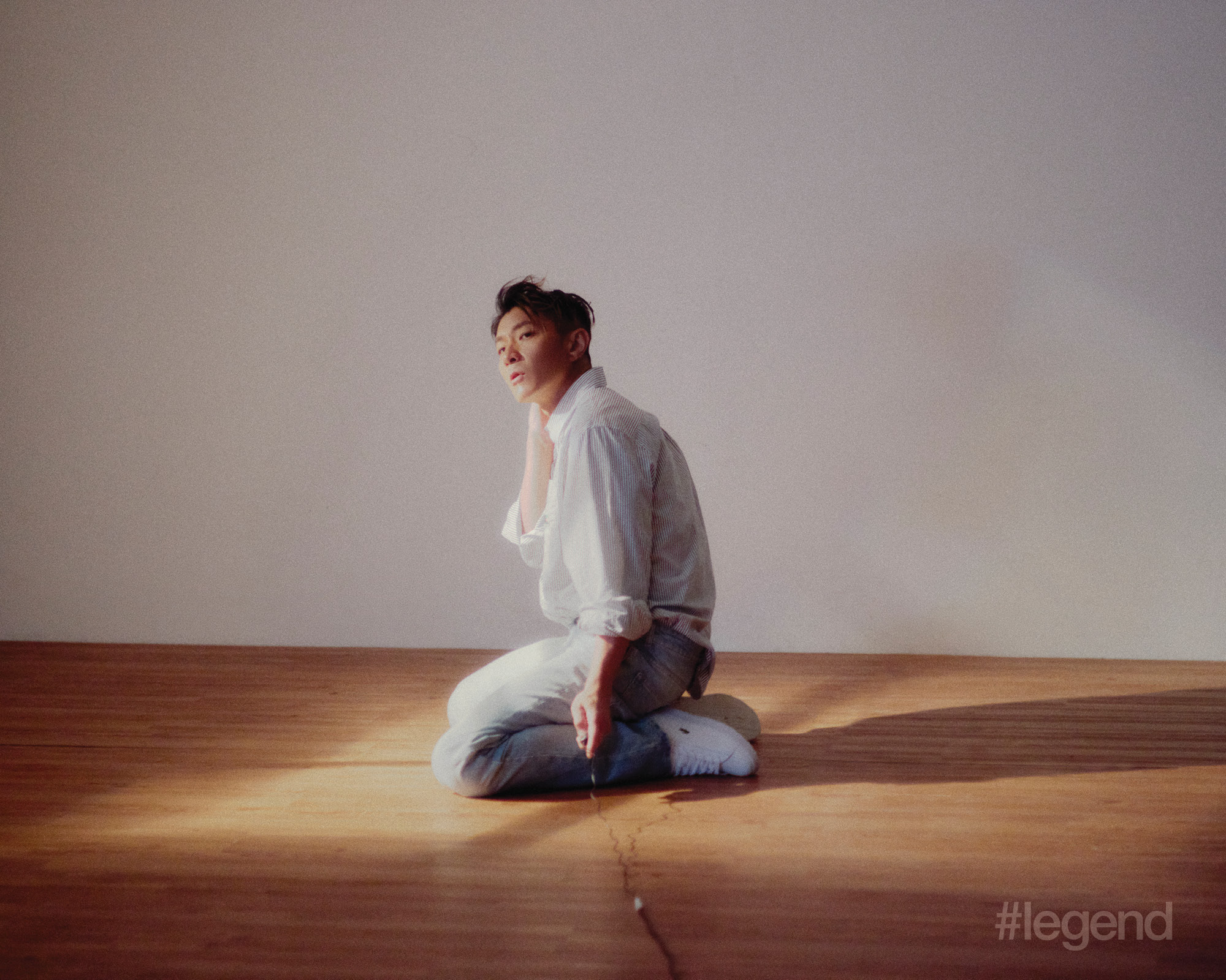 Striped shirt, jeans and leather sneakers _ Lacoste
