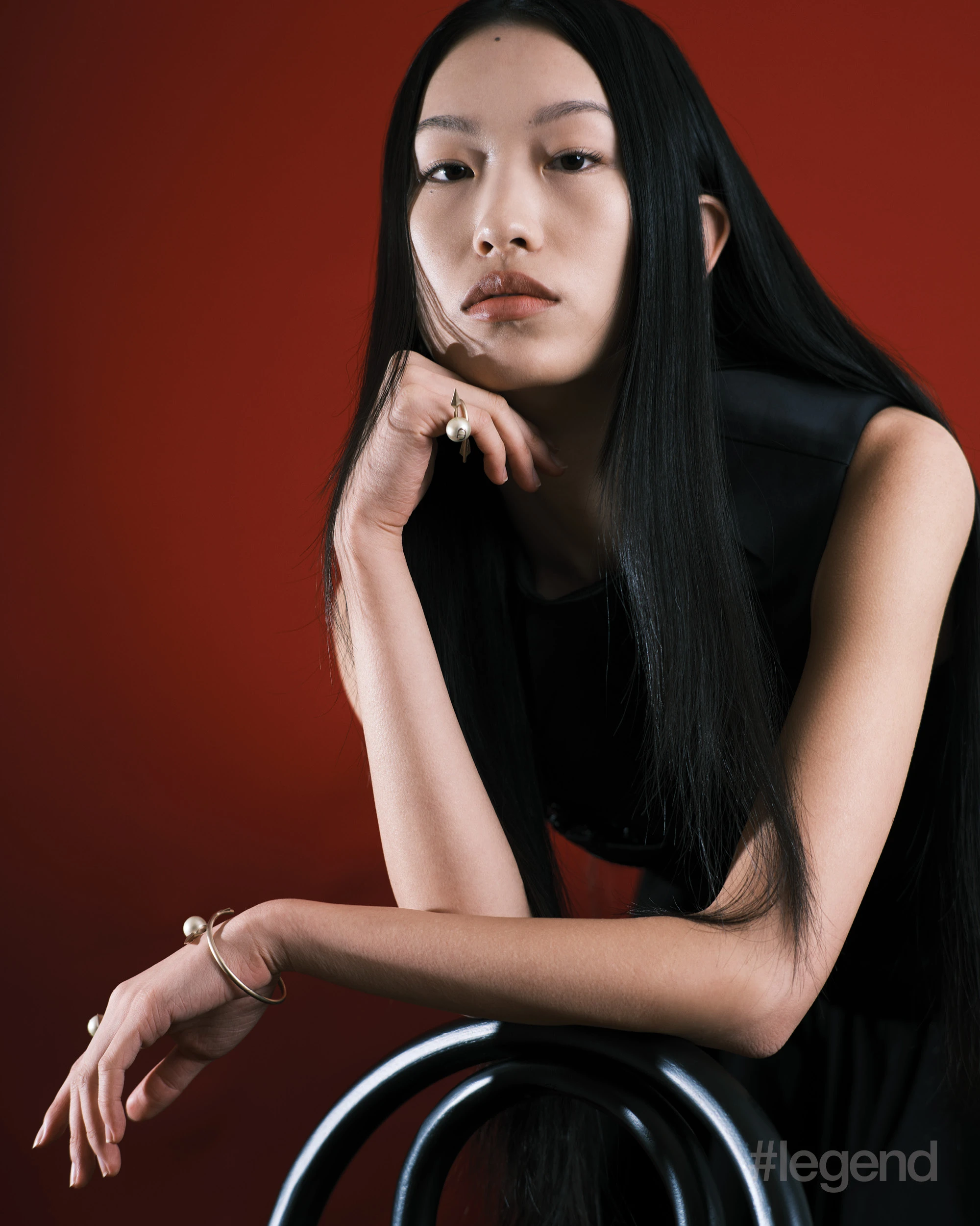 Black sleeveless top and skirt _ Shushu/Tong; Pearl rings and bracelet _ Dior